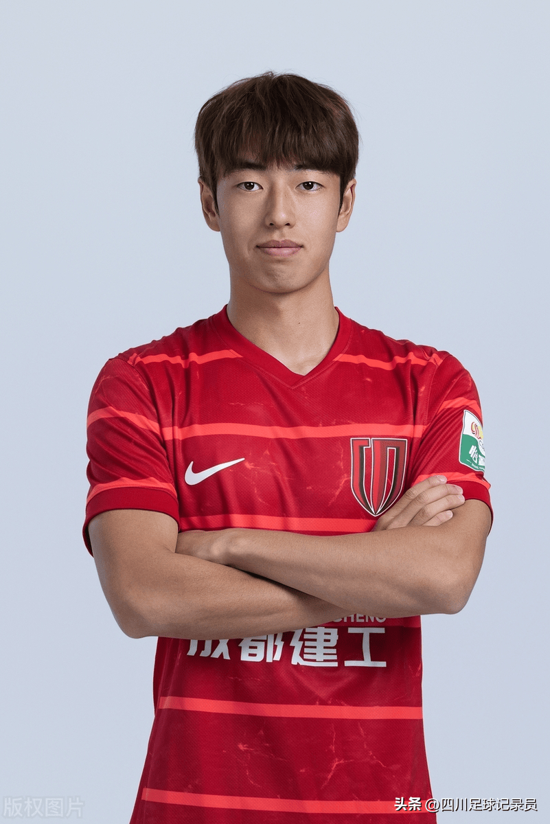 皇冠体育登录入口-成都蓉城迎欧篮联关键赛；窗口期战术微调；引发热议；年轻球员得到机会(成都蓉城足球俱乐部官网)